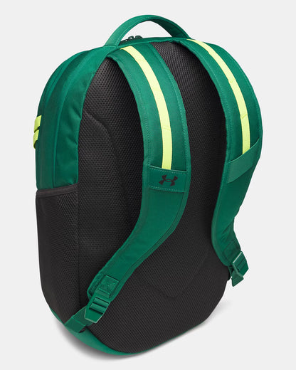 Sac à dos - Under Armour vert foncé avec bandes jaunes, dos et bretelles rembourrées en tissu mesh noir, vue de dos.