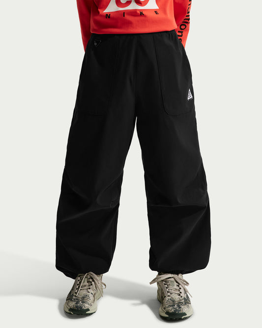 Pantalon ACG - Nike noir à coupe ample avec poches latérales porté de face