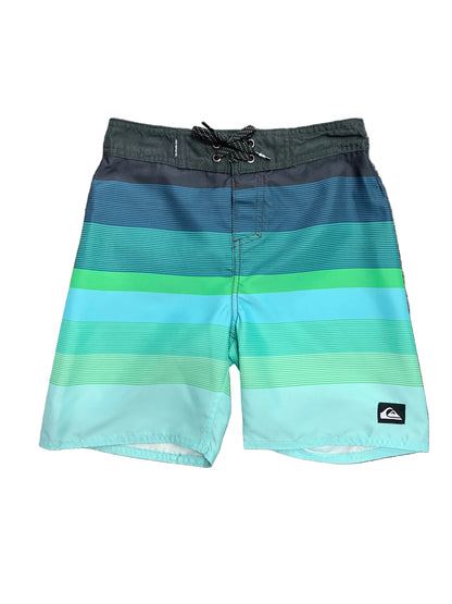 Maillot de bain - Quiksilver avec rayures horizontales bleues et vertes, position galerie 1, orientation portrait.