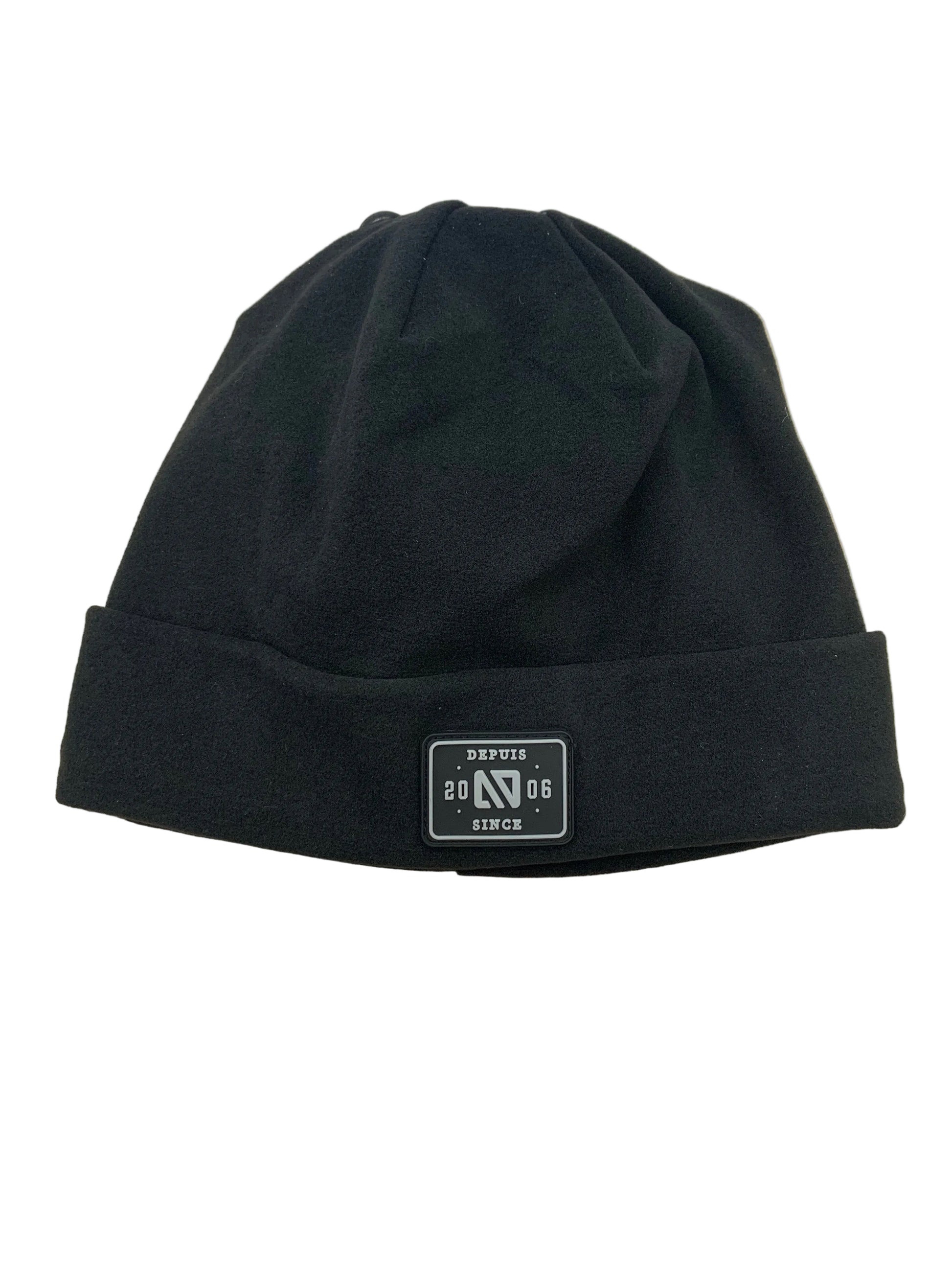 Tuque Mi-Saison noire en tissu polaire, style uni avec revers et étiquette logo, vue de face, pour enfant.