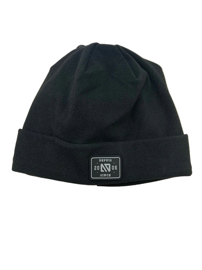 Tuque Mi-Saison noire en tissu polaire, style uni avec revers et étiquette logo, vue de face, pour enfant.