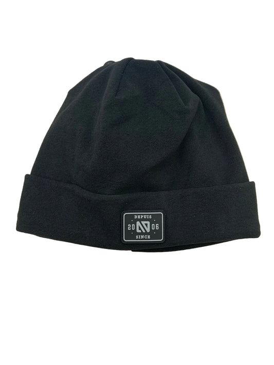 Tuque Mi-Saison noire en tissu polaire, style uni avec revers et étiquette logo, vue de face, pour enfant.