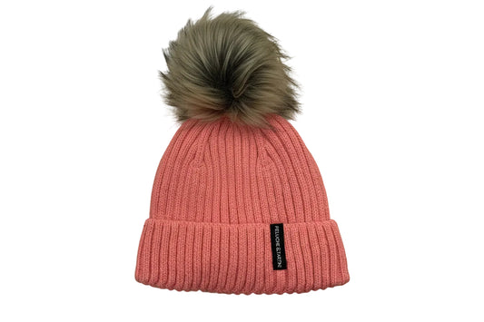 Tuque d'hiver - Peluche & Tartine en maille rose avec pompon en fausse fourrure beige, style côtelé, vue de face, taille enfant.