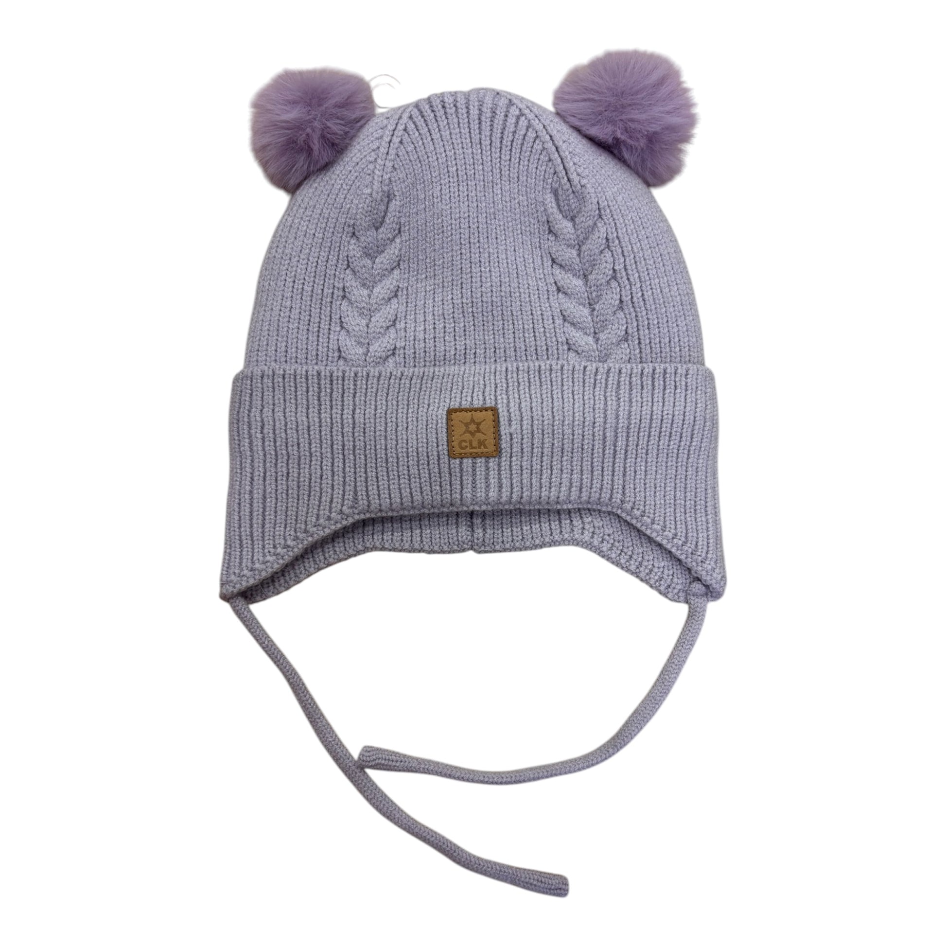 Tuque d'hiver - Calikids en tricot mauve avec pompons et motifs torsadés pour enfant avec attaches sous le menton vue de face