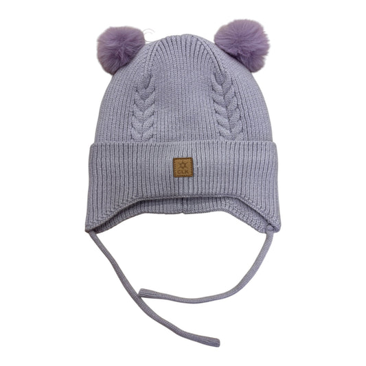 Tuque d'hiver - Calikids en tricot mauve avec pompons et motifs torsadés pour enfant avec attaches sous le menton vue de face