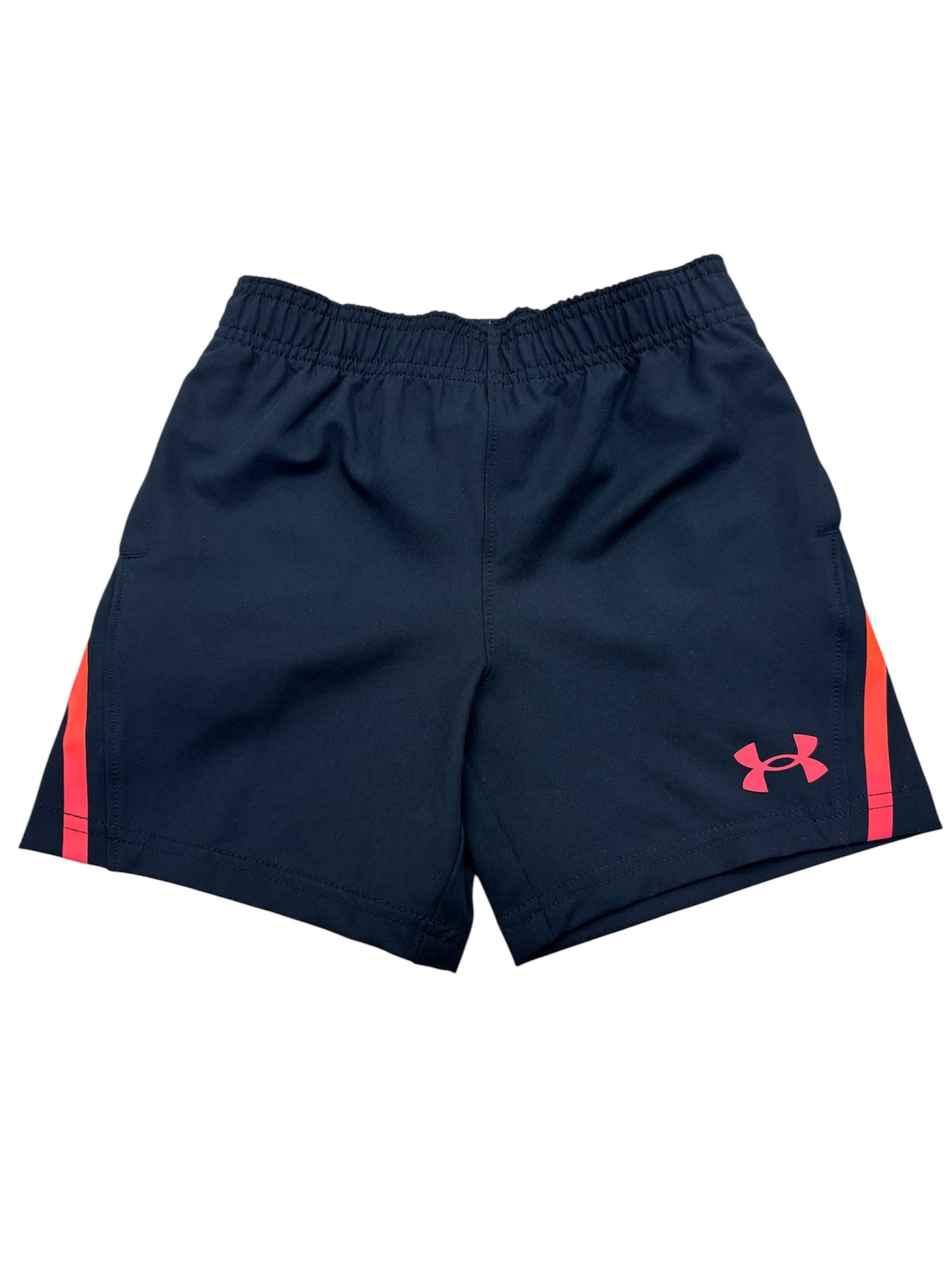 Short - Under Armour bleu marine avec bandes rouges sur les côtés, logo rose, style sportif, vue de face, enfant garçon.