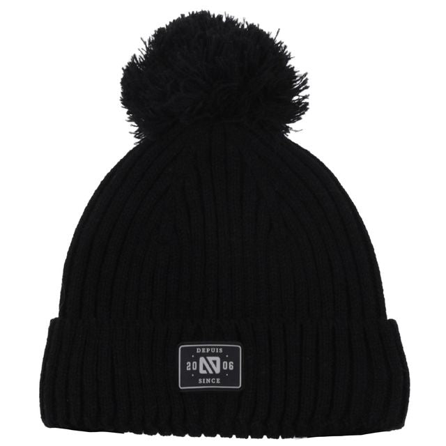 Tuque d'hiver - Nanö noire en tricot côtelé avec pompon, détail face avant avec étiquette, pour enfant, vue de face.
