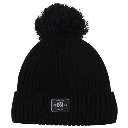 Tuque d'hiver - Nanö noire en tricot côtelé avec pompon, détail face avant avec étiquette, pour enfant, vue de face.