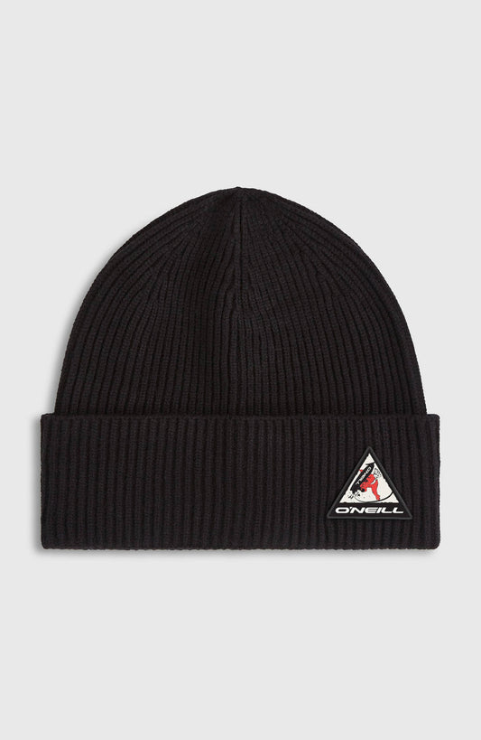 Bonnet en maille noire avec revers côtelé et écusson triangulaire sur le devant vue de face