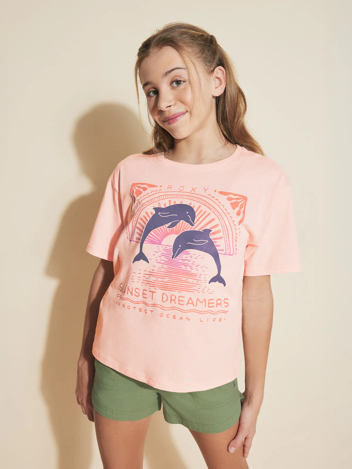 T-Shirt - Roxy rose clair avec motif dauphins bleus, coton, pour fille, porté sur mannequin, vue de face.
