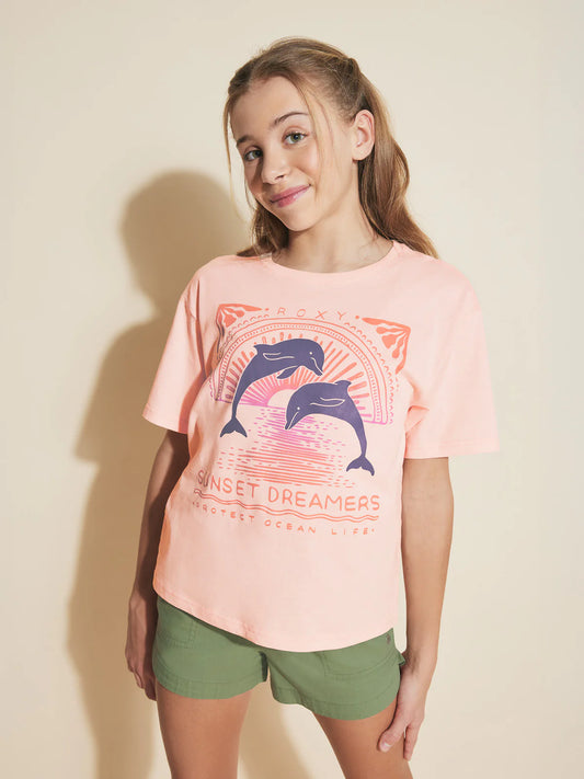 T-Shirt - Roxy rose clair avec motif dauphins bleus, coton, pour fille, porté sur mannequin, vue de face.
