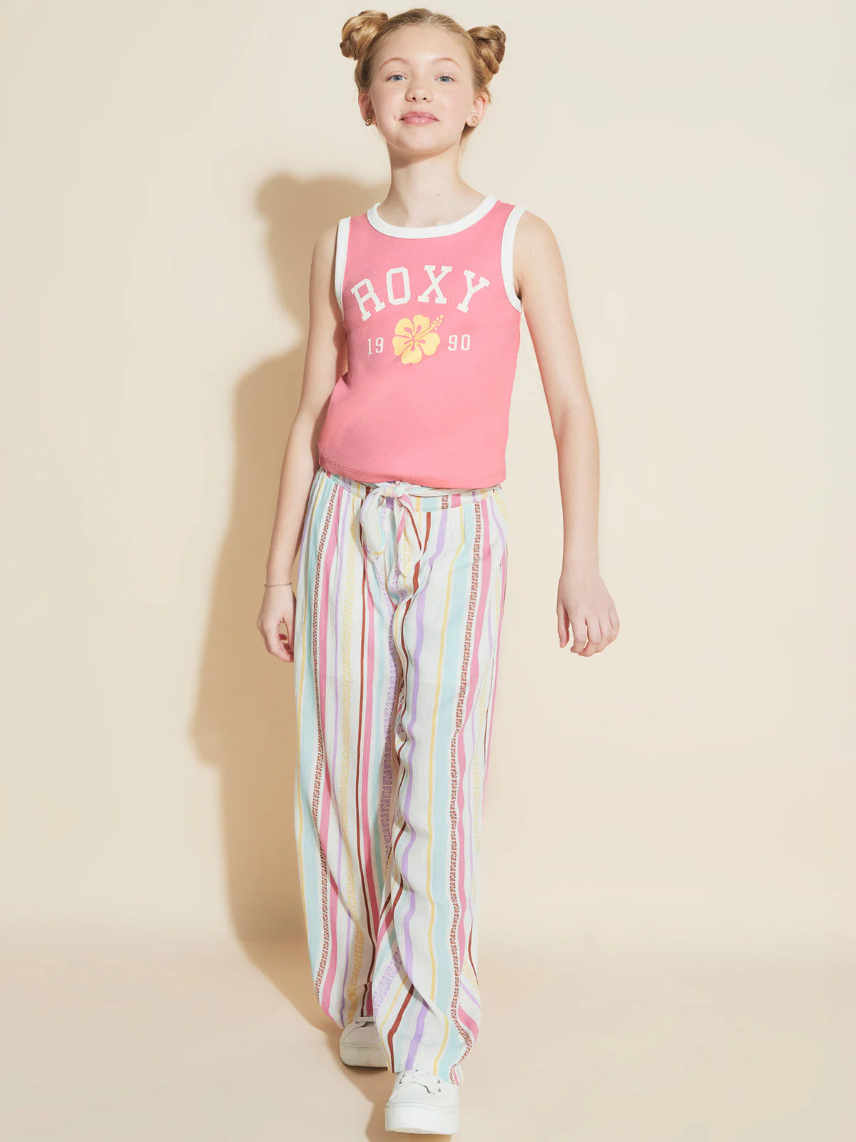 Camisole - Roxy rose à col blanc avec inscription blanche et jaune, style décontracté, portée par enfant, vue de face.