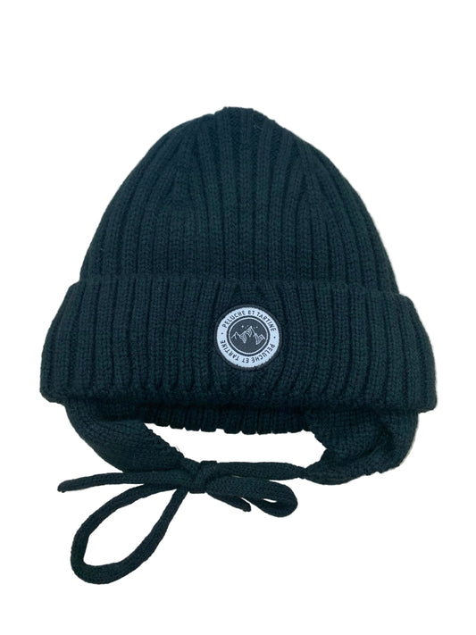 Tuque d'hiver - Nanö noire en maille épaisse avec doublure oreillettes et cordons à nouer, pour enfant, vue de face.