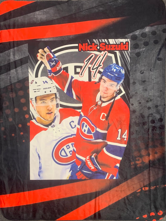 Couverture - Suzuki avec motifs hockey rouge, noir, blanc, bleu, ultra douce, style enfant, vue de face détaillée