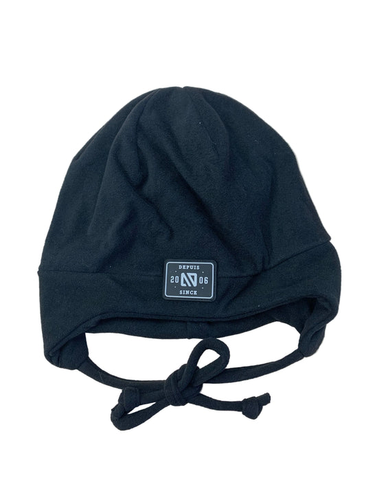 Tuque Mi-Saison noire en tissu polaire avec cordons de serrage, pour enfant, vue de face avec détail de l’étiquette frontale.