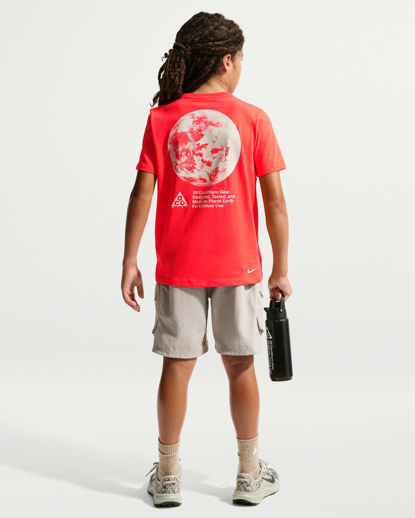 T-Shirt ACG Dri-FIT Planet Earth Tee - Nike rouge pour enfant avec motif planète Terre au dos vue de dos porté par un enfant