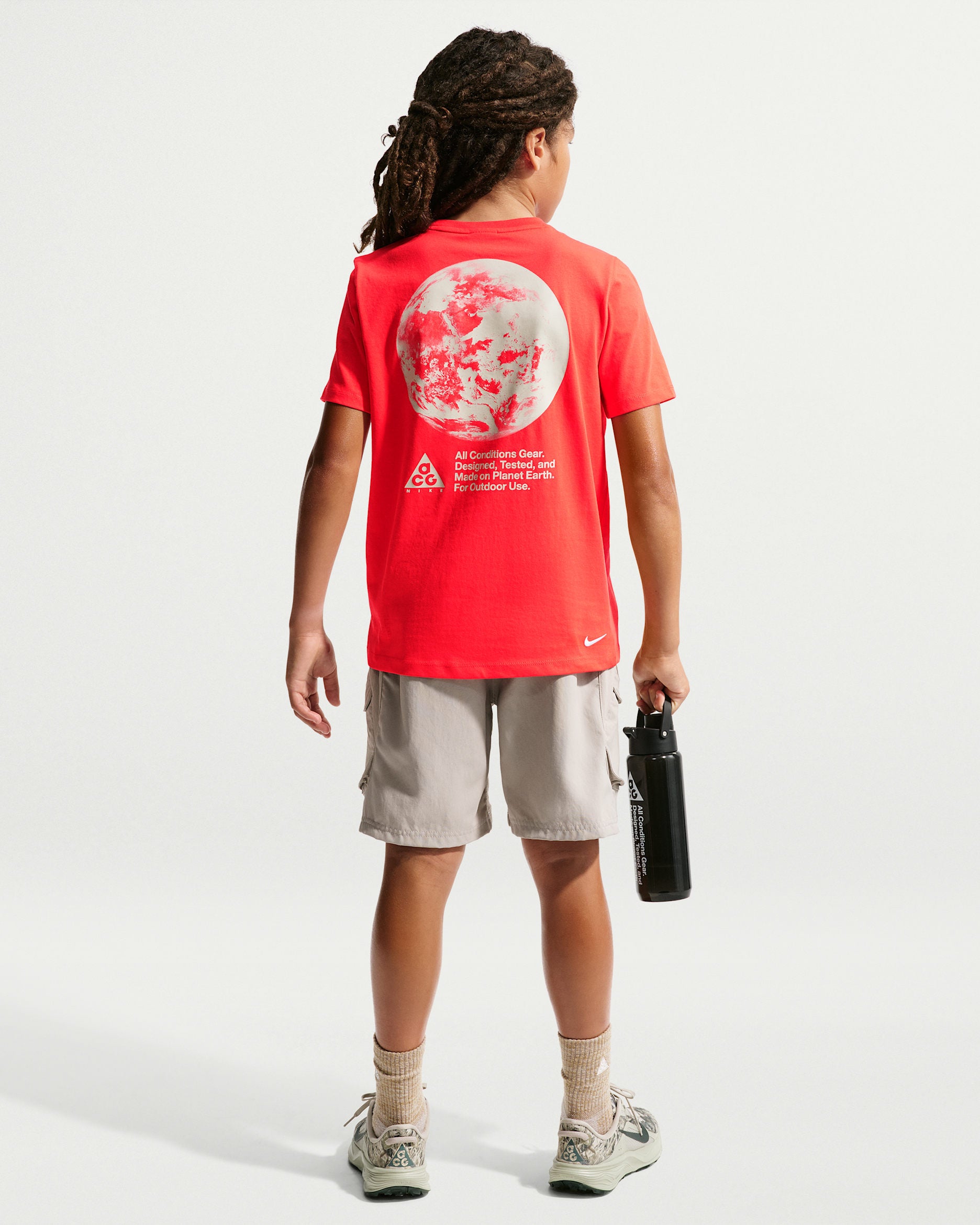 T-Shirt ACG Dri-FIT Planet Earth Tee - Nike rouge pour enfant avec motif planète Terre au dos vue de dos porté par un enfant