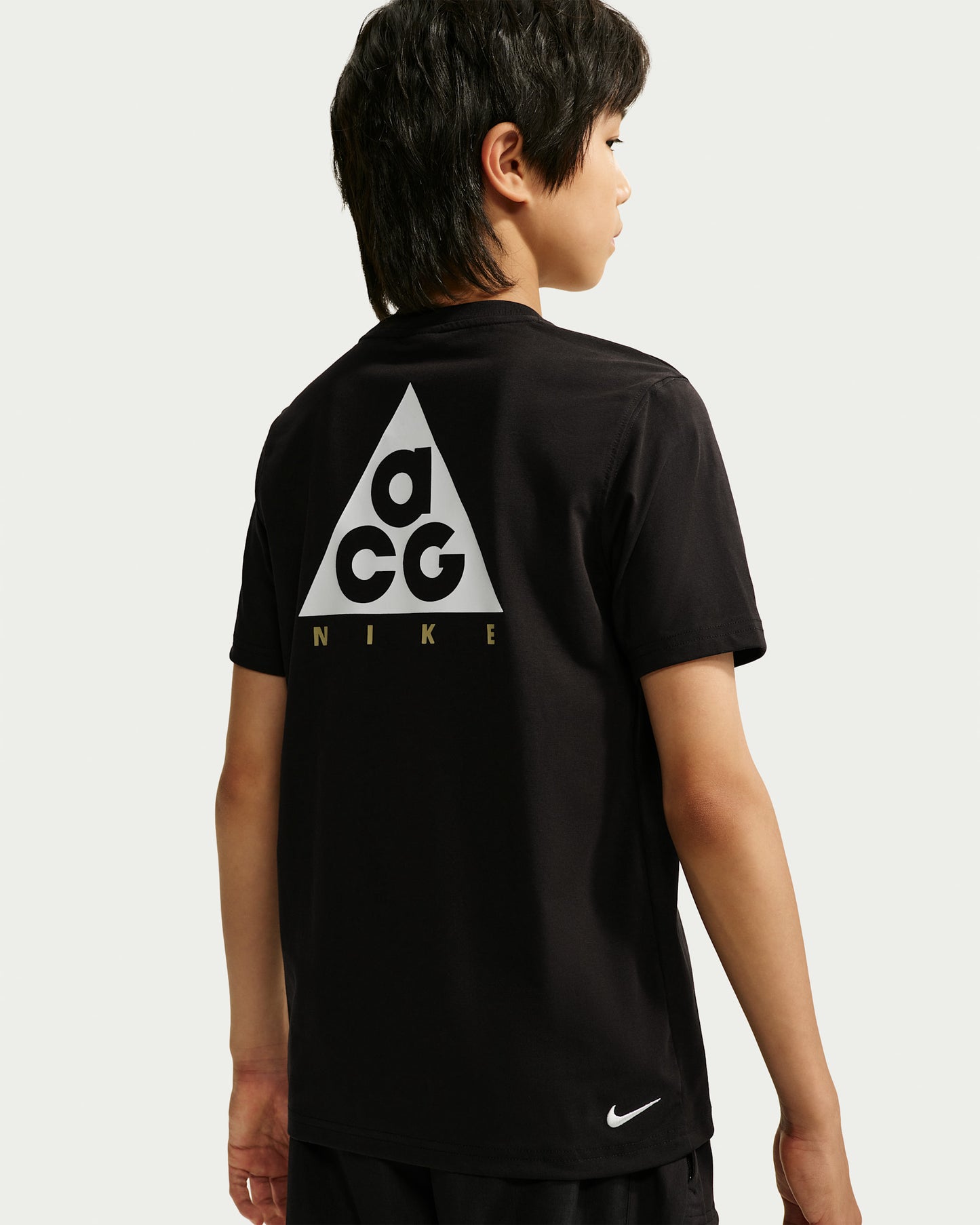 T-Shirt Hbr Acc - Nike noir pour garçon avec logo graphique au dos et petit Swoosh blanc en bas vue de dos