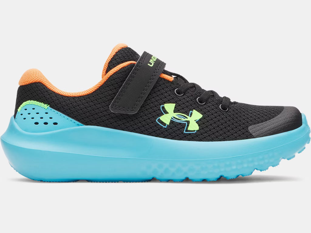 Espadrilles UA BPS Surge 4 AC - Under Armour noires et bleues avec intérieur orange, mesh léger, vue de profil enfant garçon.