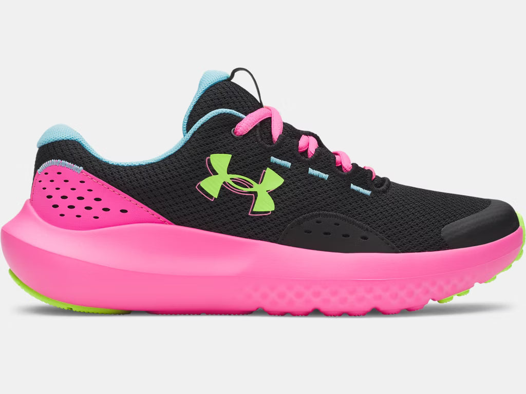 Espadrilles UA GGS Surge 4 - Under Armour noires avec semelle rose fluo et logo vert, vue de profil enfant garçon