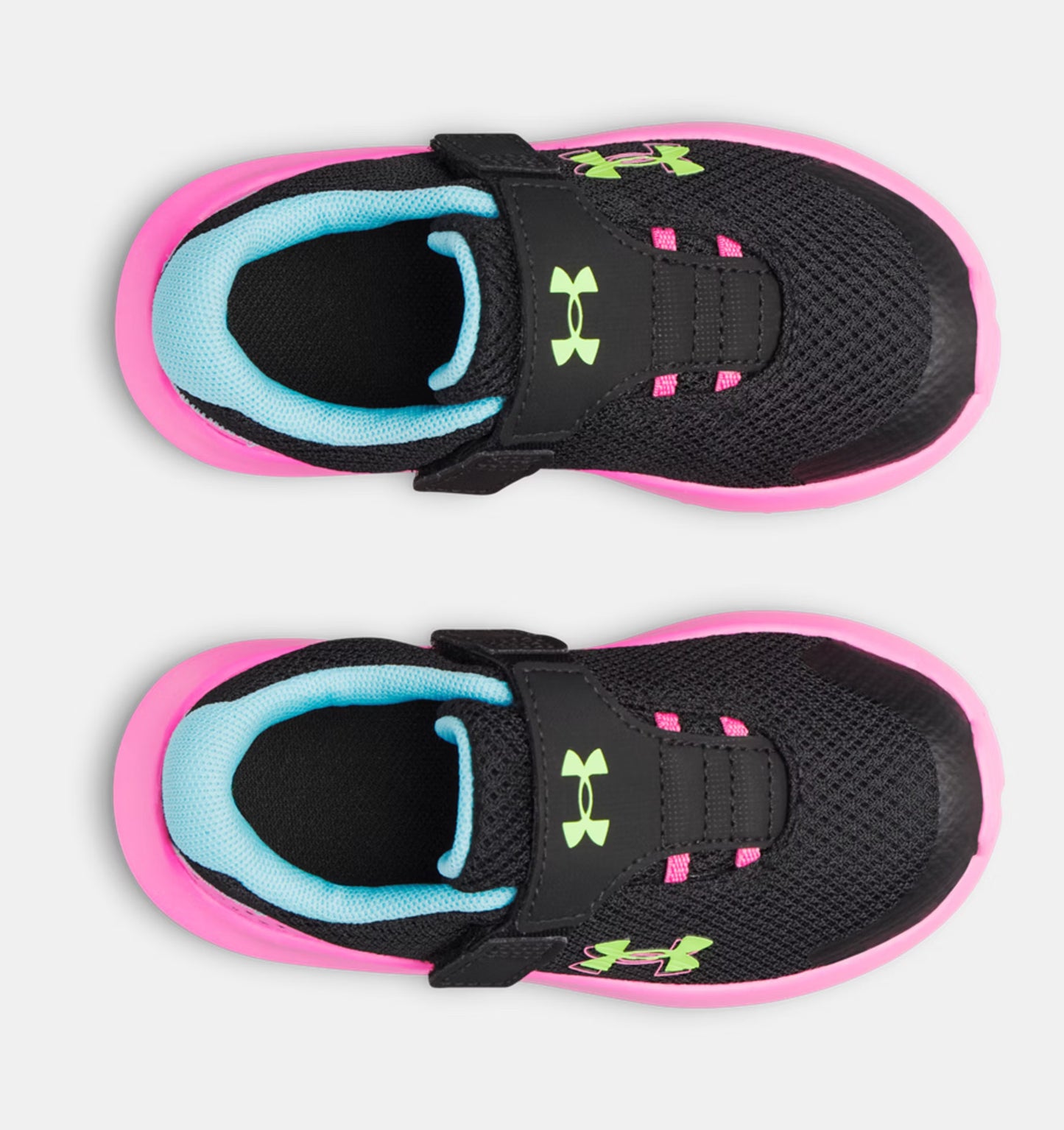 Espadrilles UA Surge 4 AC - Under Armour noires et roses avec intérieur bleu clair, chaussure enfant vue de dessus.