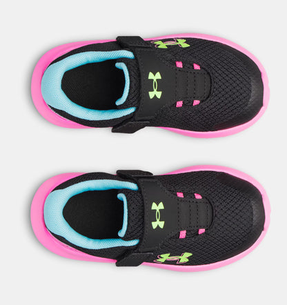 Espadrilles UA Surge 4 AC - Under Armour noires et roses avec intérieur bleu clair, chaussure enfant vue de dessus.