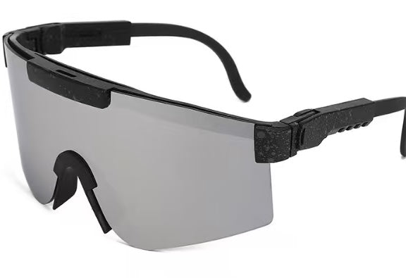 Lunettes de soleil ajustables - Kids Windshield noires avec verres gris réfléchissants, style masque, en plastique, pour enfant, vue de trois-quarts.
