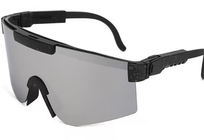 Lunettes de soleil ajustables - Kids Windshield noires avec verres gris réfléchissants, style masque, en plastique, pour enfant, vue de trois-quarts.