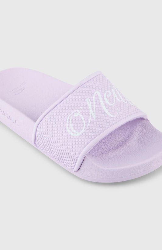 Sandales - O'neill couleur lilas en gros plan, lanière large avec logo en impression sur fond clair, position galerie 2.