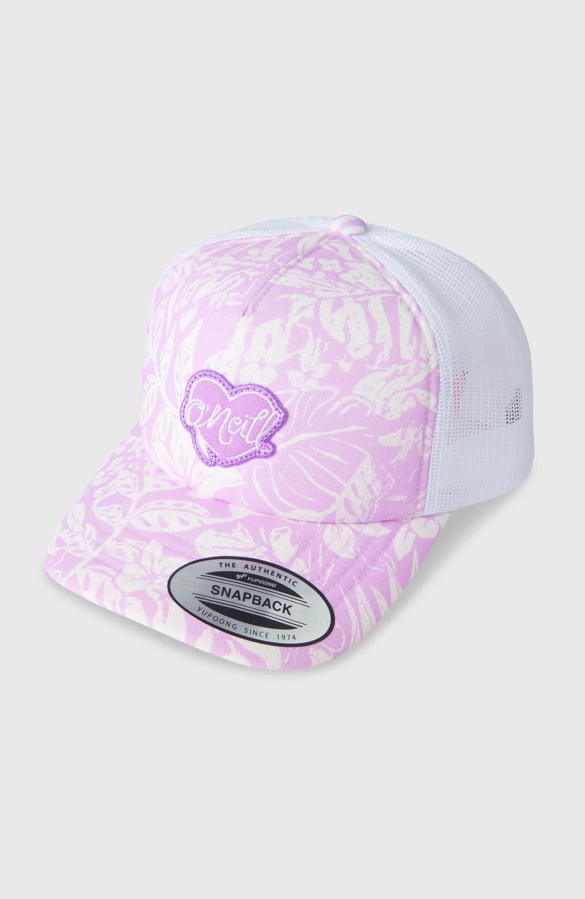 Casquette SUMMER GIRLS CAMP TRUCKER - O'Neill rose pâle à motifs blancs, filet blanc à l'arrière, logo violet, vue de trois-quarts.