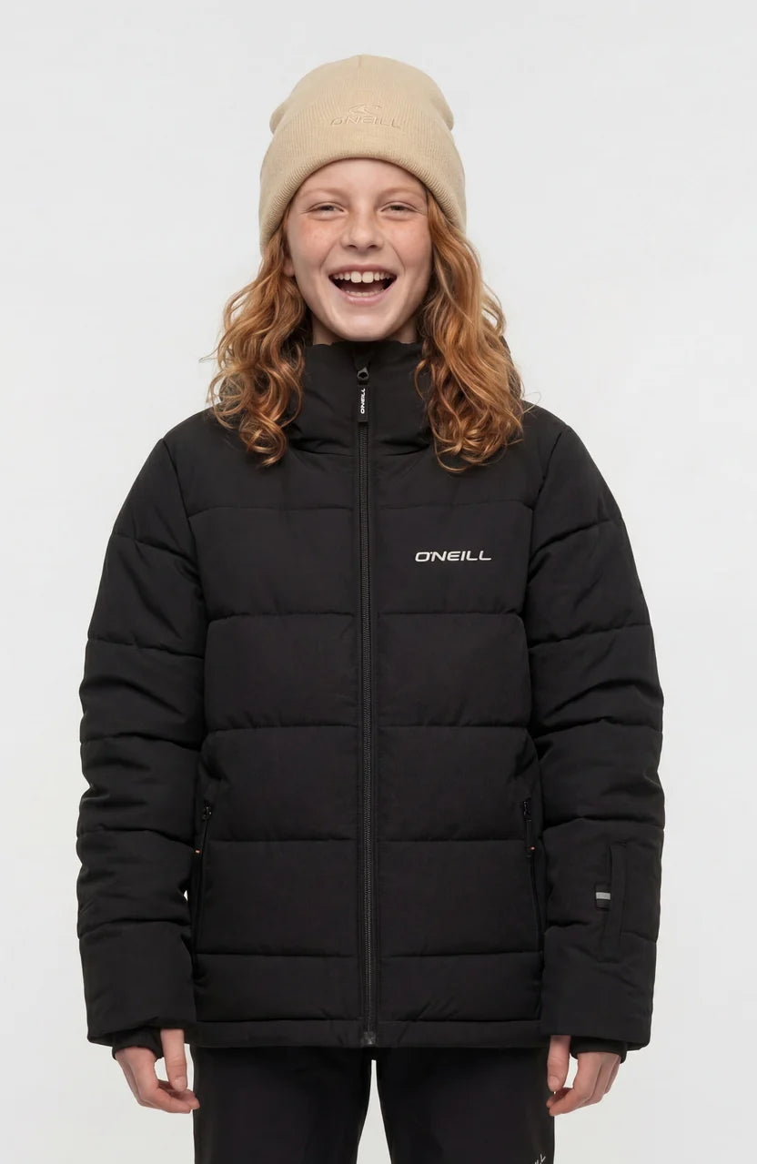 Manteau d'hiver Fwc'cruz Puffer - O'Neill noir matelassé porté de face par une fille avec bonnet beige