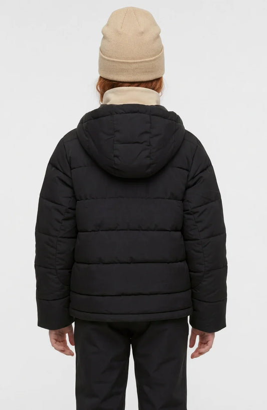 Manteau d'hiver Fwc'cruz Puffer - O'Neill noir matelassé à capuche, vue de dos sur un enfant en extérieur