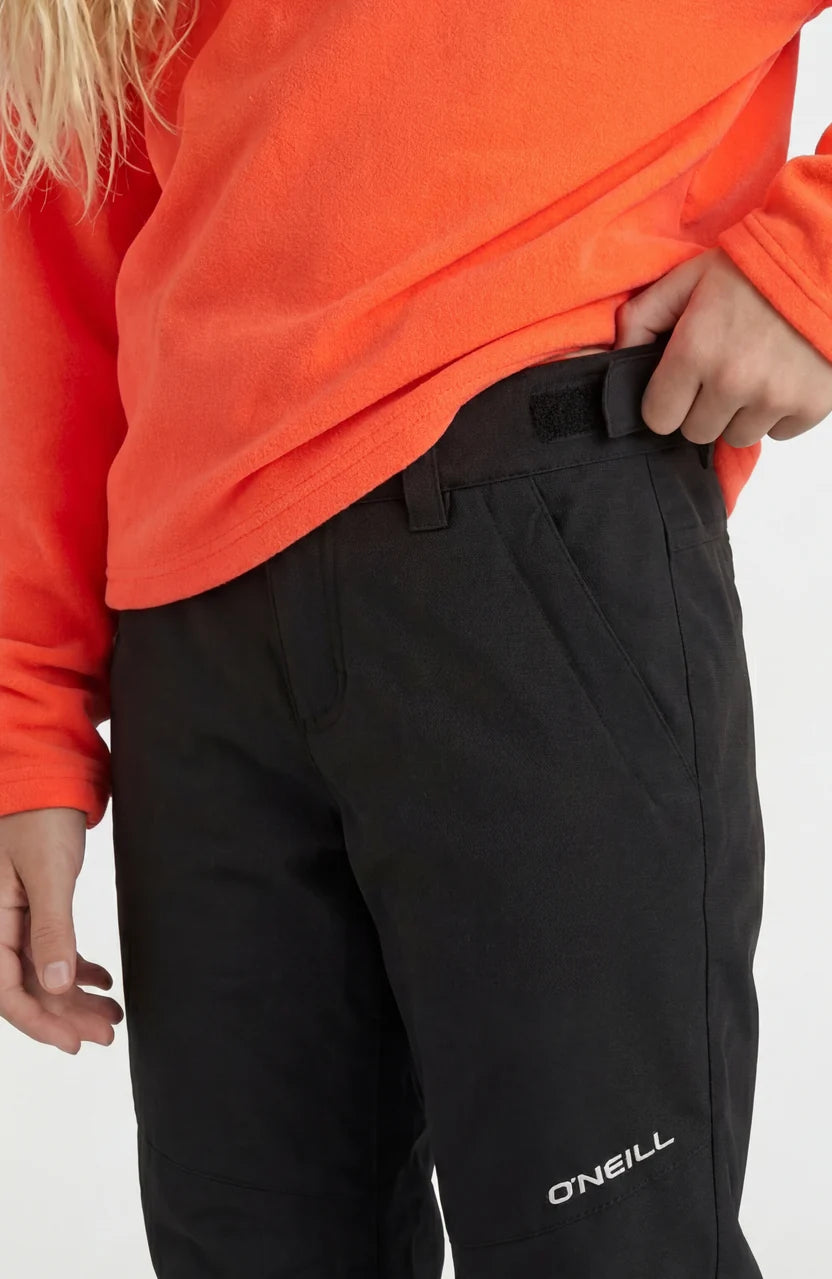 Pantalon de neige FWC'CRUZ - O'Neill noir pour enfant porté avec vue rapprochée de la taille et du logo