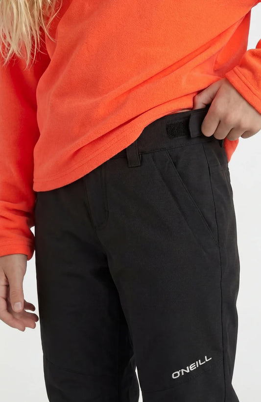 Pantalon de neige FWC'CRUZ - O'Neill noir pour enfant porté avec vue rapprochée de la taille et du logo