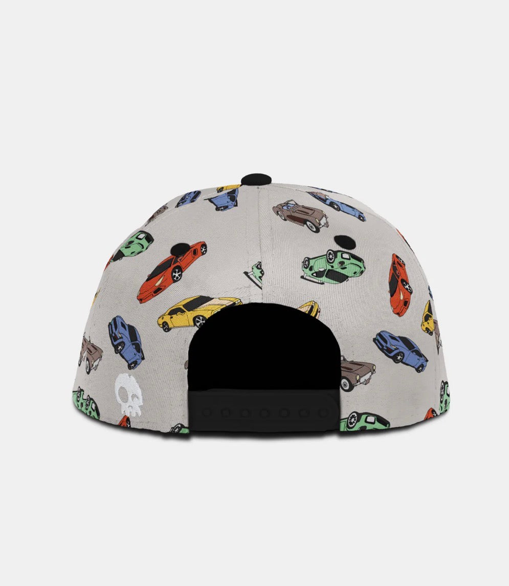 Casquette - Headster grise avec motifs de voitures multicolores, style enfant, vue de dos avec fermeture ajustable noire.