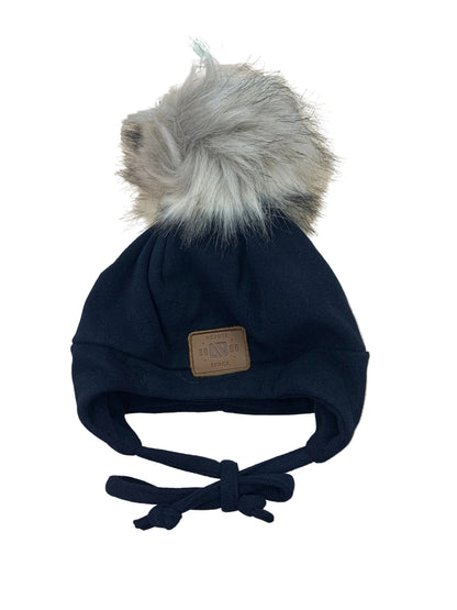 Tuque Mi-Saison - Nanö bleu marine avec pompon en fausse fourrure grise, en tissu doux, pour enfant, vue de face avec attaches à nouer.