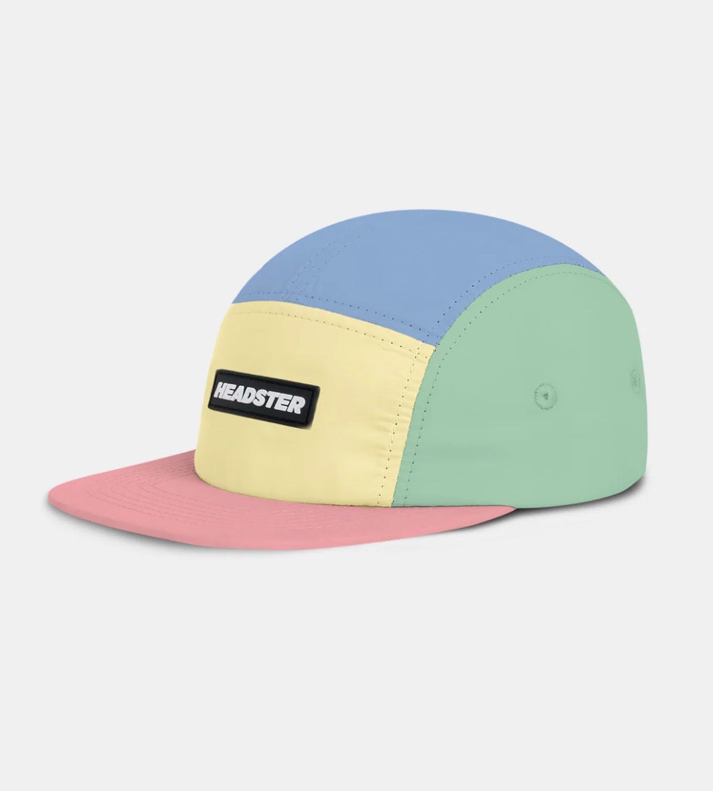 Casquette - Headster multicolore bleu, jaune, vert et rose en tissu, style casquette cinq panneaux, vue de profil droit.