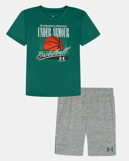 Ensemble Short - Under Armour vert foncé avec motif basket orange, short gris clair en tissu technique, pour enfant, vue de face.