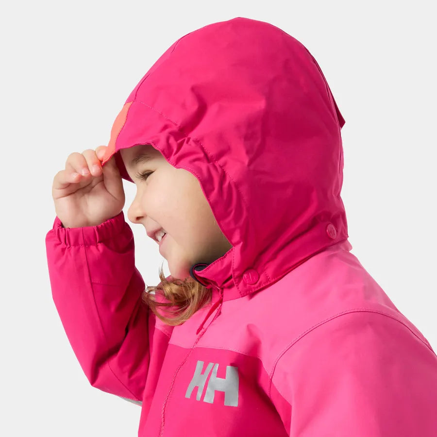 Enfant portant un Manteau d'hiver Rider - Helly Hansen rose fuchsia et rose clair avec capuche ajustable, vue de profil porté sur mannequin fille.