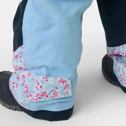 Salopette de neige Rider - Helly Hansen bleu clair avec motifs géométriques roses et bleus vue en détail portée