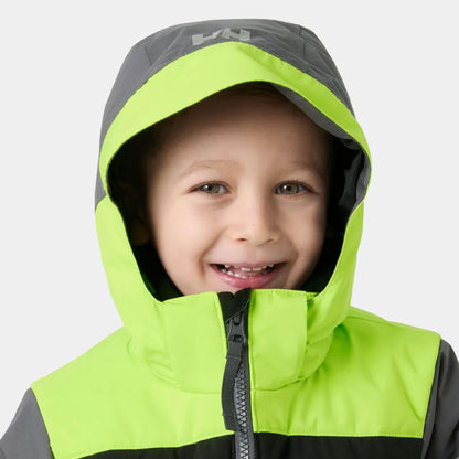 Manteau d'hiver Vertical - Helly Hansen vert fluo et gris, coupe enfant avec capuche, vue de face portée par un garçon souriant.
