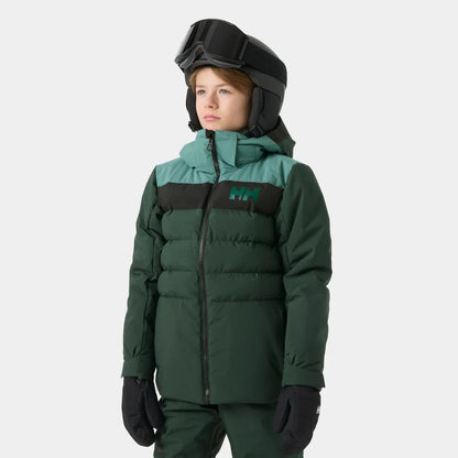 Enfant portant une tenue de ski vert foncé avec veste matelassée et pantalon assorti casque noir gants noirs vue de face