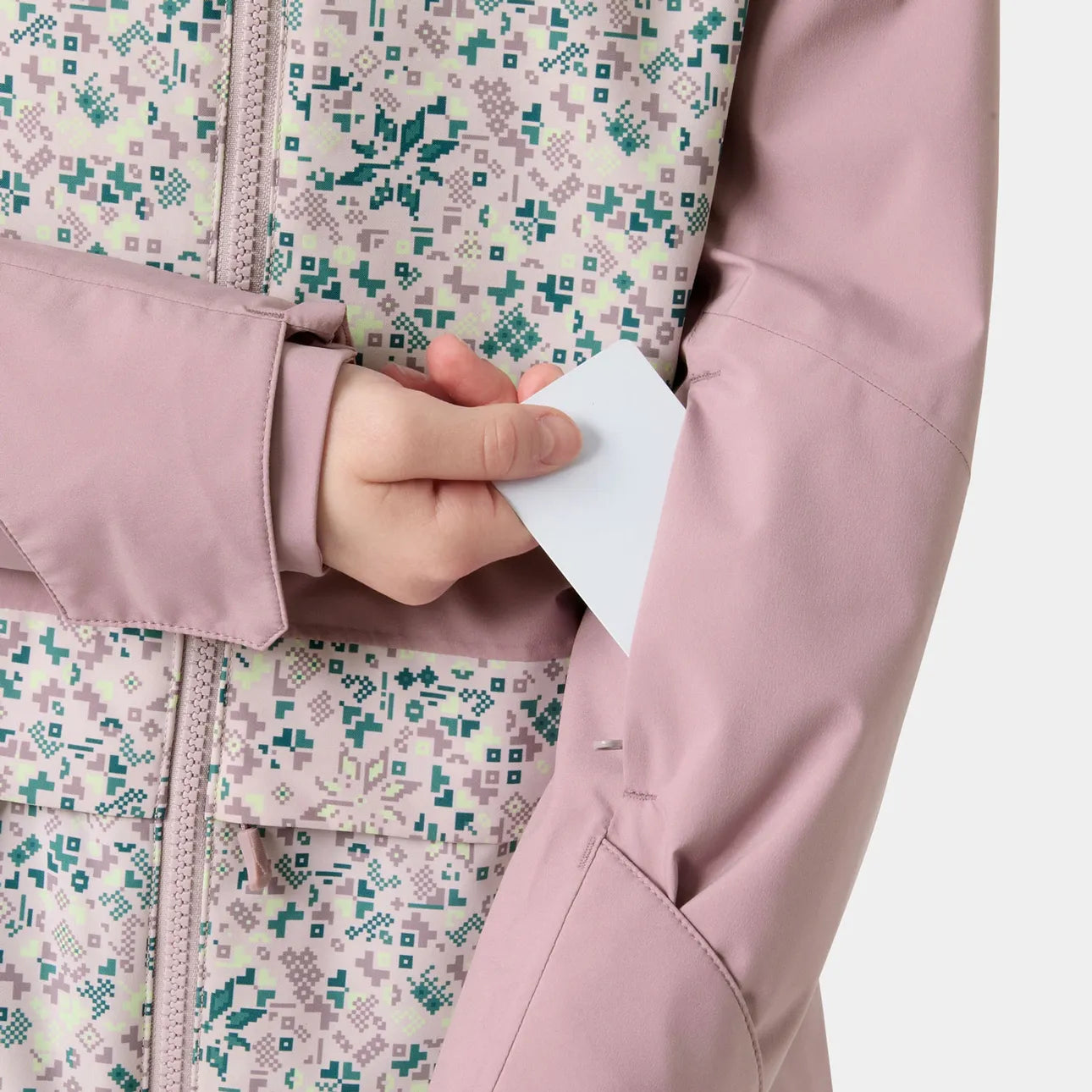 Manteau d'hiver Stellar Jacket 2.0 - Helly Hanse rose avec doublure à motifs géométriques turquoise et blancs vue rapprochée de la poche