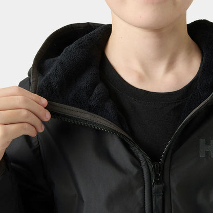 Manteau Mi-Saison - Helly Hansen noir avec doublure polaire intérieure noire, porté sur mannequin enfant, détail zip et col ouvert, vue de face rapprochée.