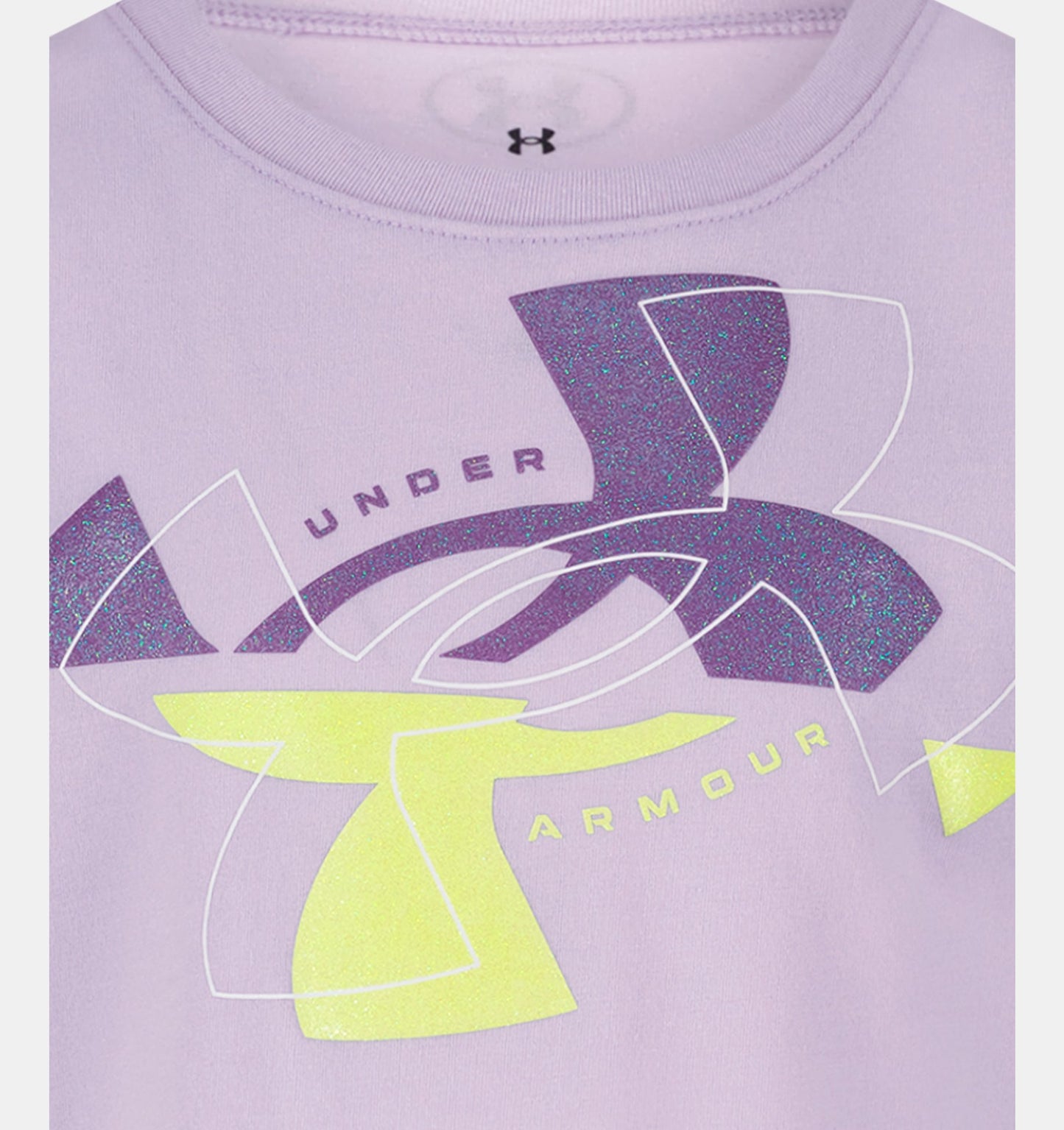 T-Shirt - Under Armour violet clair avec logo multicolore en gros plan, détail col rond et matière coton polyester