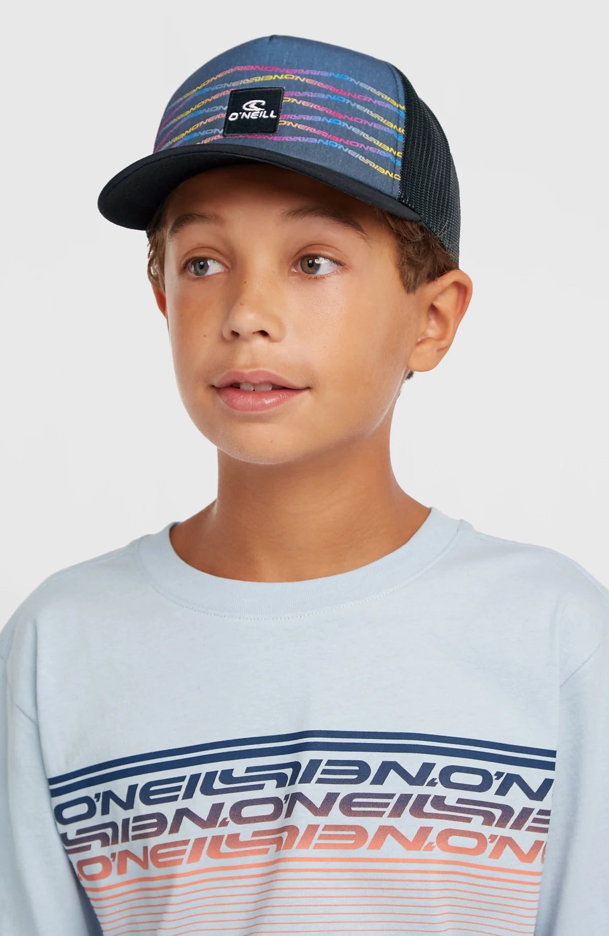 Casquette SUMMER BOYS CAMP TRUCKER - O'Neill portée par un garçon, vue portrait en position 2 de la galerie.