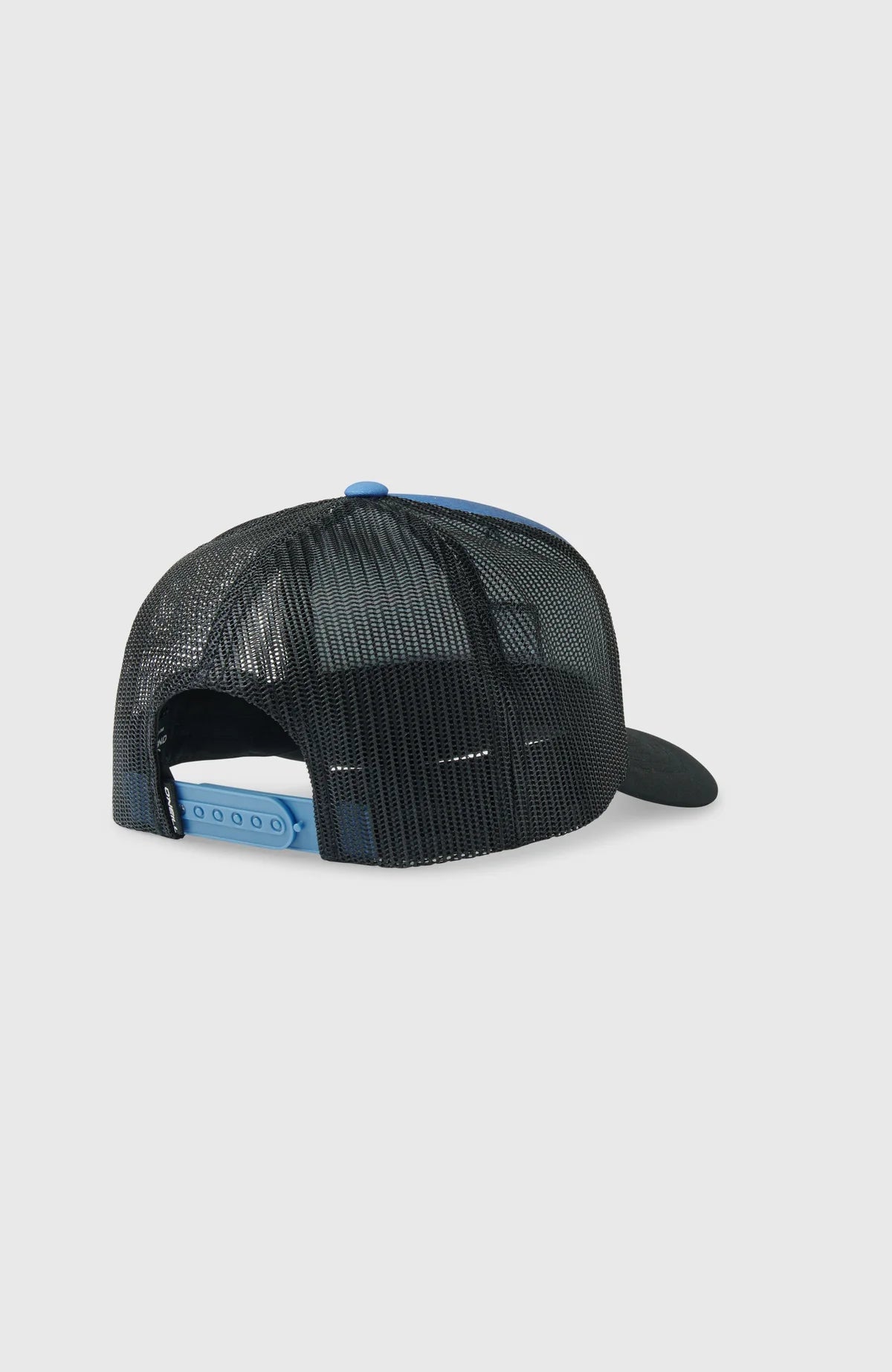 Casquette SUMMER BOYS CAMP TRUCKER - O'Neill vue arrière mesh recyclé avec réglage snapback bleu en portrait.