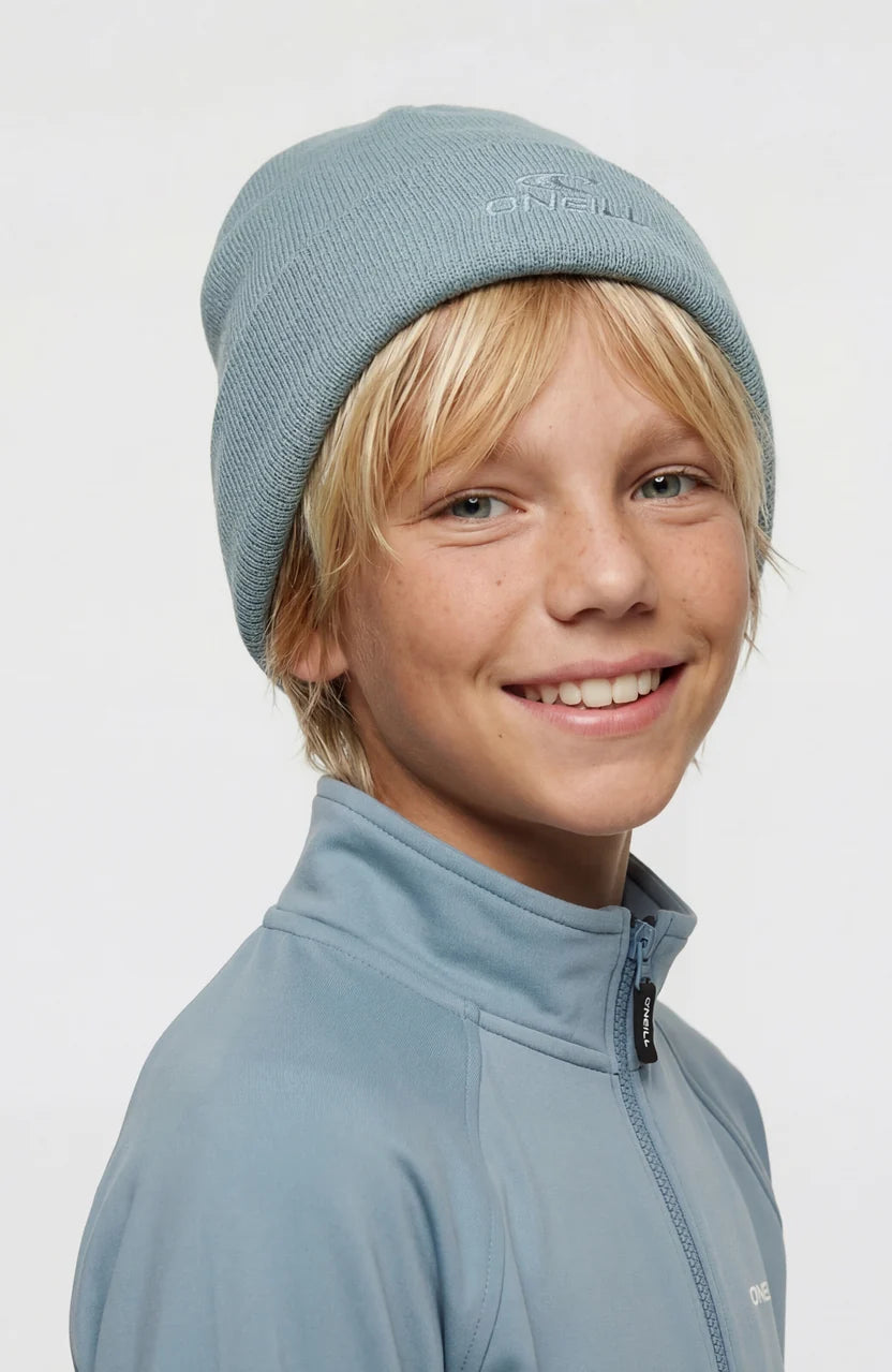 Tuque d'hiver Snow Beanie - O'neill en maille bleu gris portée par un garçon blond vue de face