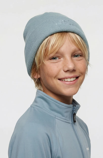 Tuque d'hiver Snow Beanie - O'neill en maille bleu gris portée par un garçon blond vue de face