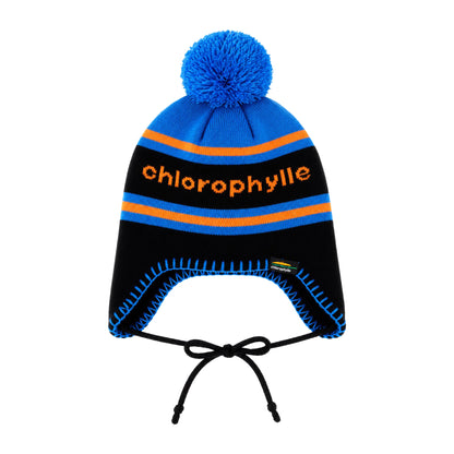 Tuque d'hiver Cricket - Chlorophylle en laine bleue, noire et orange avec pompon, doublure et attaches, vue de face sur fond blanc.
